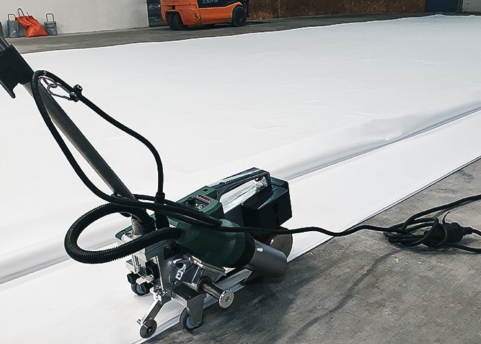 Préparation des membranes d'étanchéité EPDM dans les ateliers 7ETB